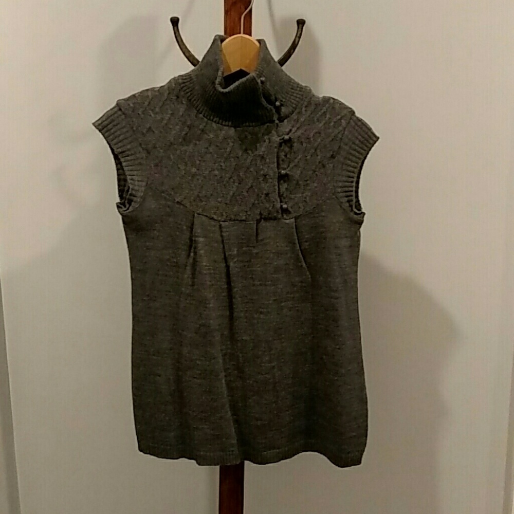 Gray crop sleeved sweater